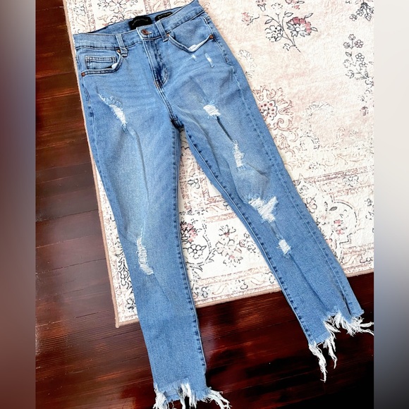 Kendall & Kylie Denim - Kendall & Kylie “The Relaxed Skinny” Distressed Cropped Jeans 🤍